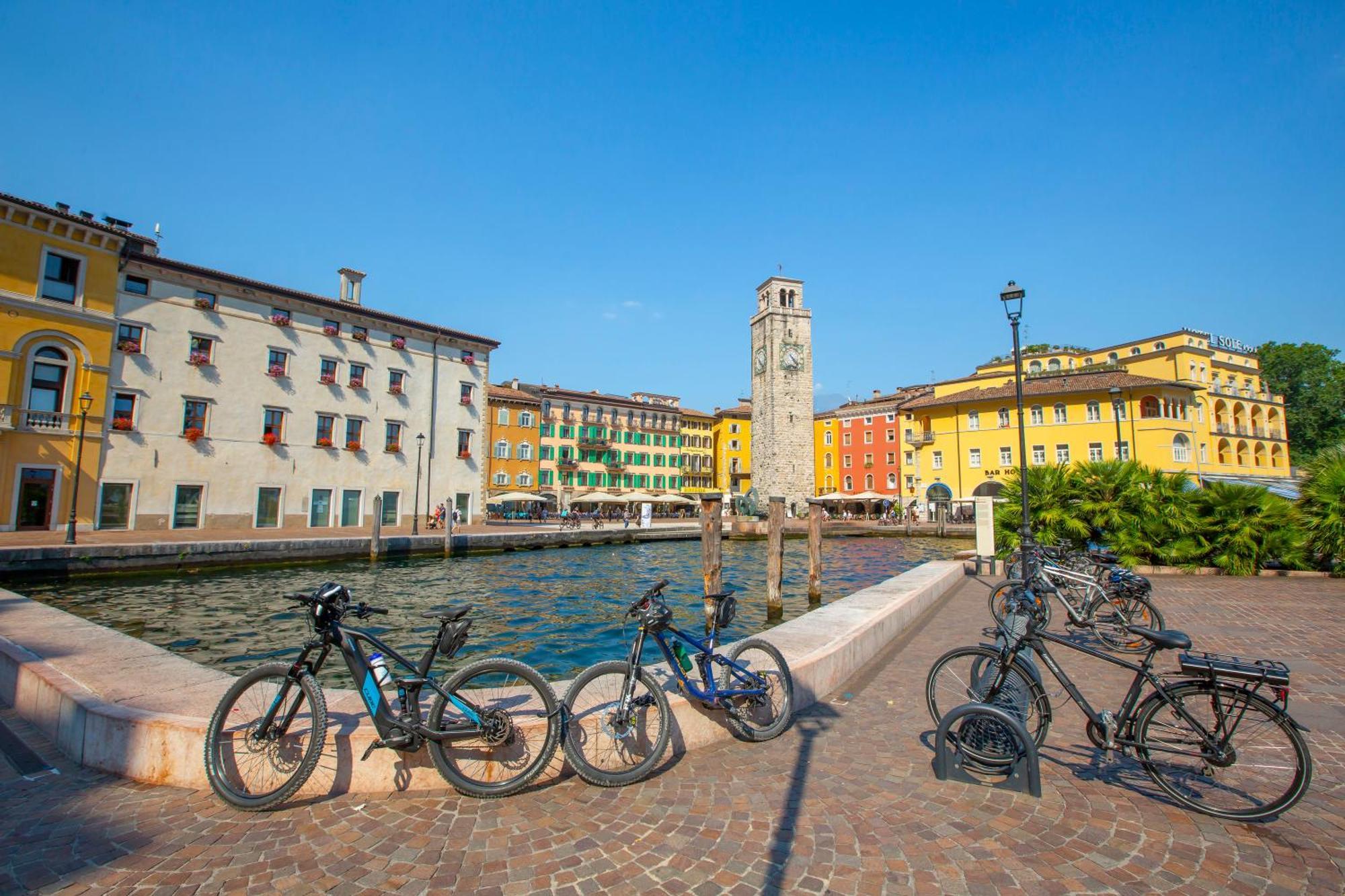 Lake View Dom-Us Apartment - Happy Rentals Riva del Garda Kültér fotó