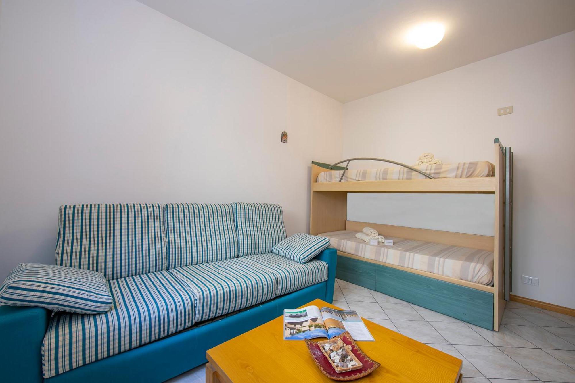 Lake View Dom-Us Apartment - Happy Rentals Riva del Garda Kültér fotó