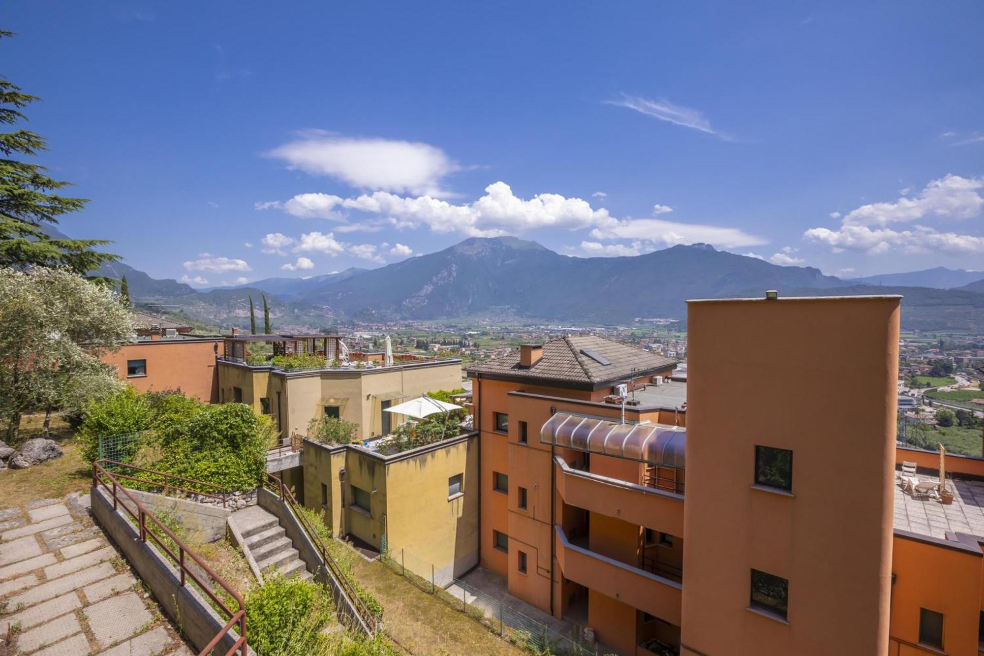Lake View Dom-Us Apartment - Happy Rentals Riva del Garda Kültér fotó
