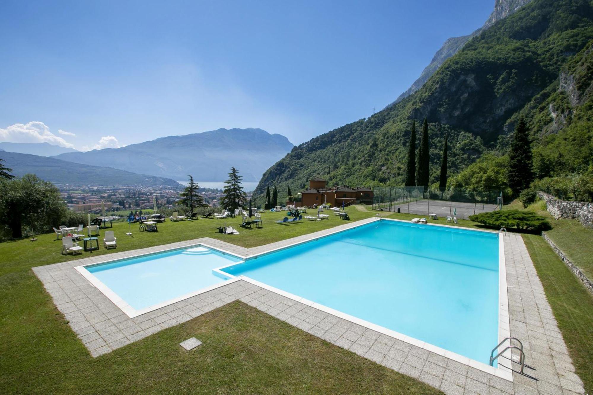 Lake View Dom-Us Apartment - Happy Rentals Riva del Garda Kültér fotó