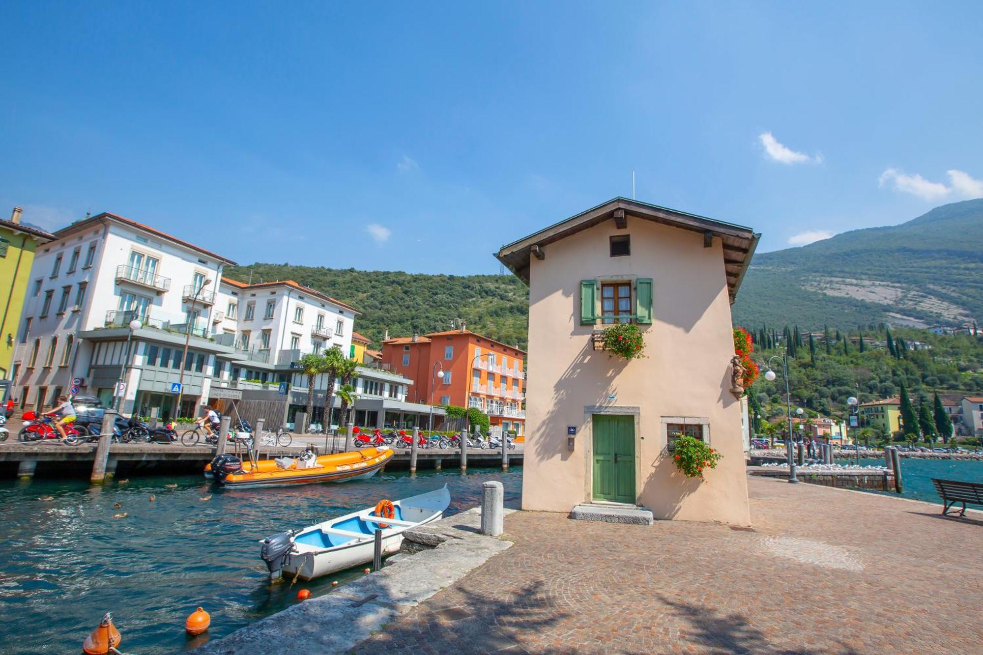 Lake View Dom-Us Apartment - Happy Rentals Riva del Garda Kültér fotó